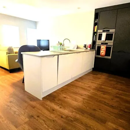 Διαμέρισμα Modern Centre Luxury - Sleeps 6 *